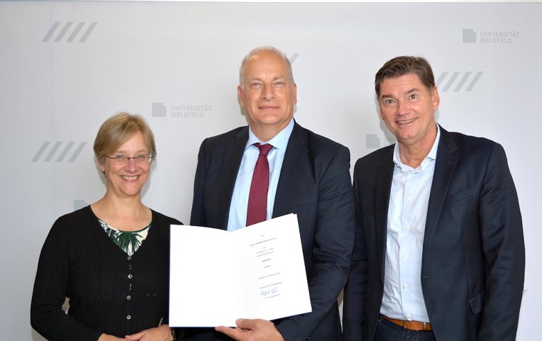 Die Rektorin der Universität Bielefeld Prof. Dr. Angelika Epple (l.) übergibt...