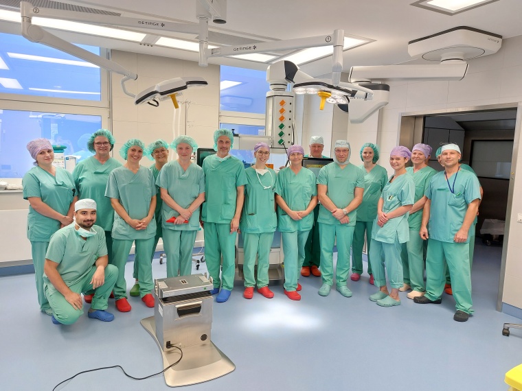 Das Hennigsdorfer OP-Team freut sich zusammen mit der Klinikleitung über den...