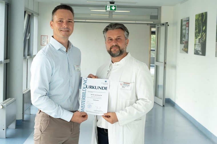 Klinikgeschäftsführer Jan Jakobitz (links) gratuliert Chefarzt Ferhat Tek zur...