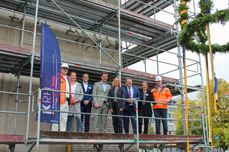 Am KRH Klinikum Siloah entsteht der Neubau der Zentralapotheke. Beim Richtfest...