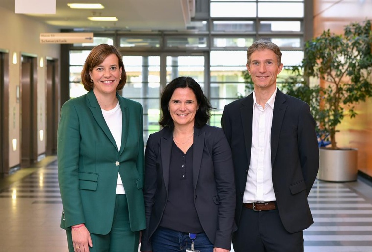 (v. l.): Anne Elvering, Geschäftsführerin, Dr. Tina Groll, Vorsitzende der...