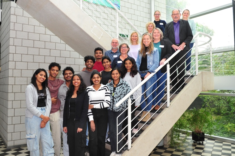 Pflegeschüler aus Indien gemeinsam mit der Geschäftsführung und den...