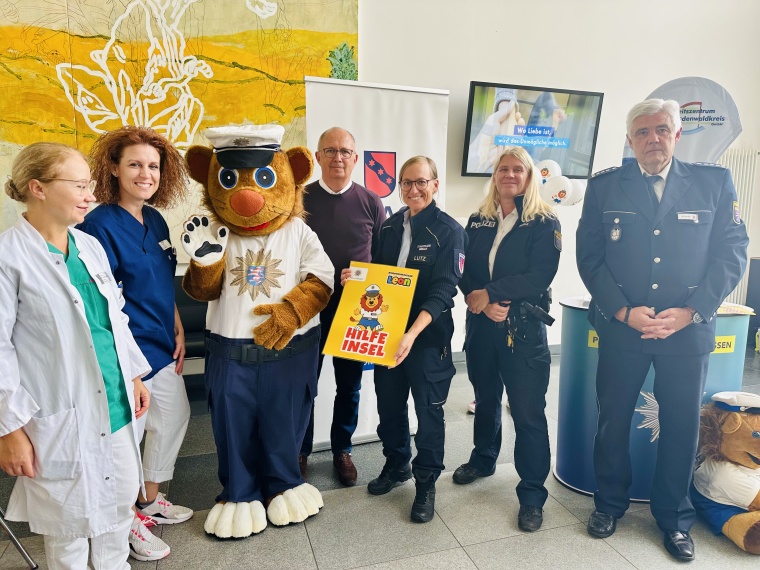 (v. l.): Zusammen mit Kinderkommissar LEON eröffnen Dr. Julia Mann...