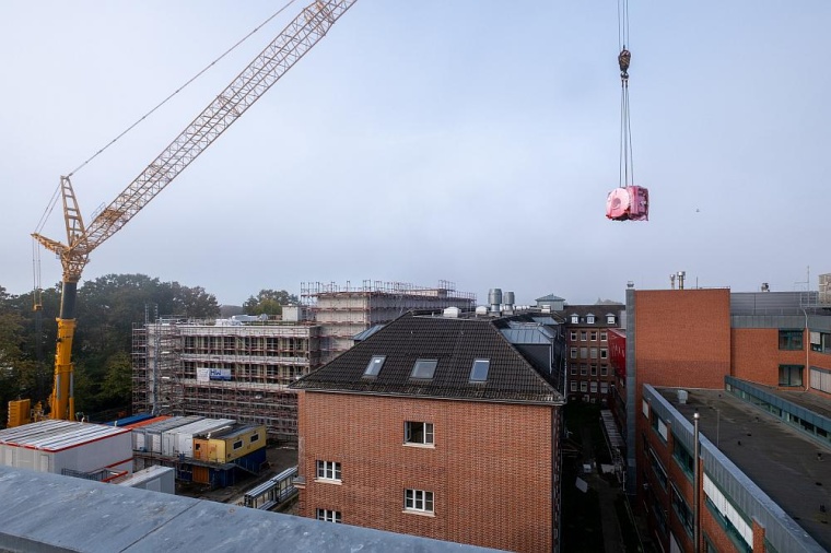 Am Samstag erfolgte die Anlieferung neuester MRT-Technik für das...