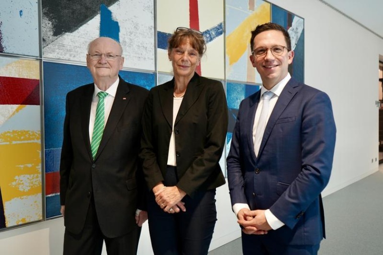 „Herausragende Forschungspersönlichkeit“: Minister Falko Mohrs (re.) hat...