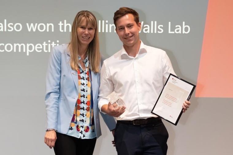 Empa-Direktorin Tanja Zimmermann und Preisträger Alexander Jessernig bei der...