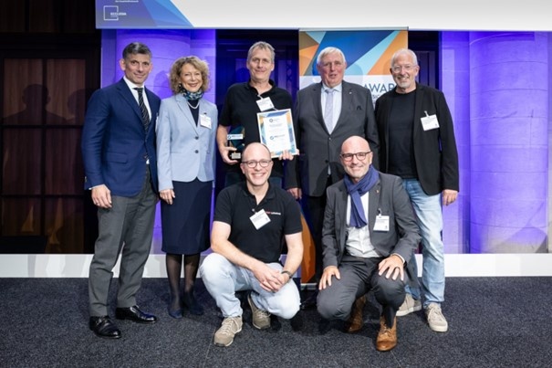 Gruppenbild mit den Laudatoren (v.l.n.r. hintere Reihe): Jochen Körner (CEO...