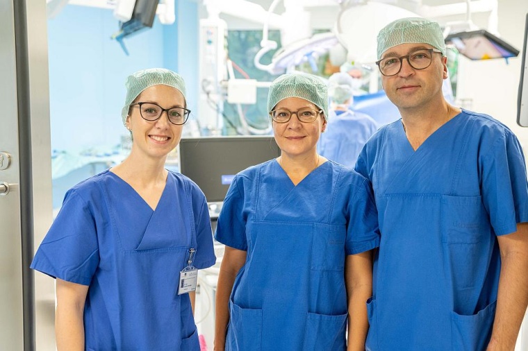 Roboter-assistierte Anhebung des Gebärmutterhalses: (v.l.) Dr. Carolin...