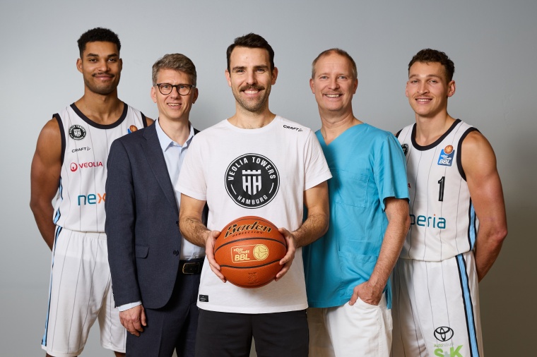 v.l. Kenneth Ogbe, Veolia Towers Hamburg, Prof. Dr. med. Sönke Arlt, Chefarzt,...