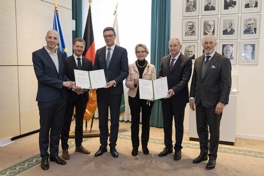 Nach der Vertragsunterzeichnung in der Sächsischen Staatskanzlei (v.l.n.r.):...