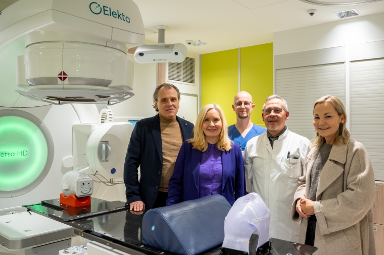 An einem der neuen Linearbeschleuniger (vlnr): Prof. M. Geißler, Dr. I. Minde,...