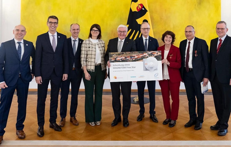 Spendenübergabe im Schloss Bellevue (v.l.): David Grodzki, Michael Uder,...