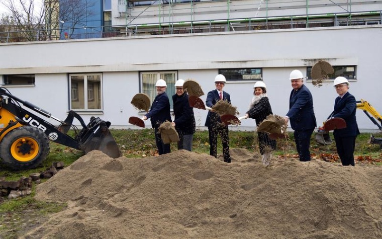 (v.l.n.r.): Karl-Heinz Gilgin (UKF), Laurent Amiel (Varian), Prof. Dr. Frederik...