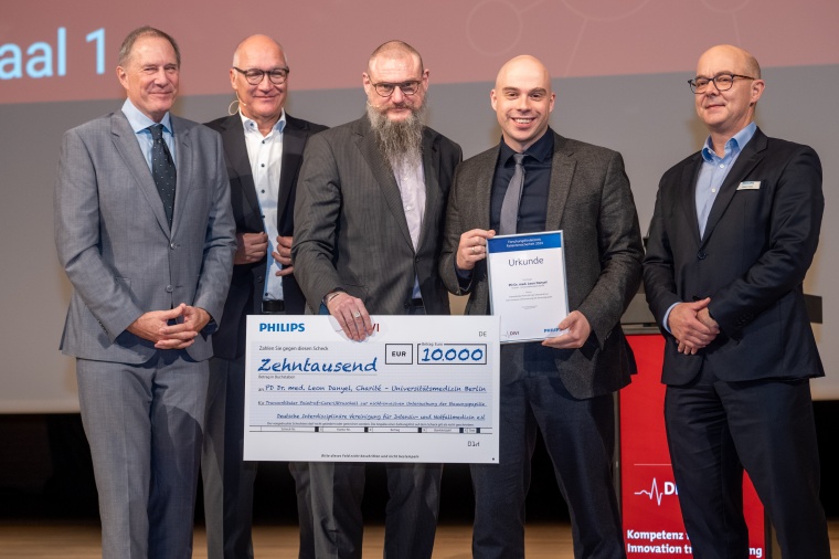 v.l.n.r.: Prof. Dr. Christian Waydhas, Prof. Dr. Dr. Stefan Schwab, Thomas van...