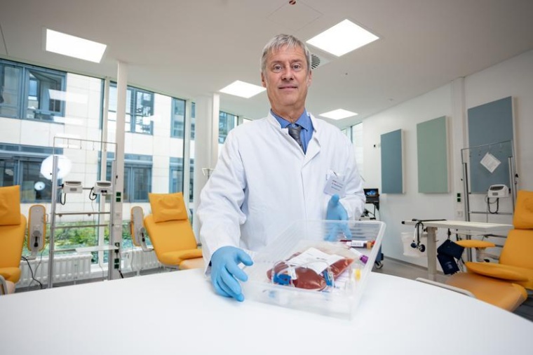 Dr. Alexander Platz, Ärztlicher Leiter der DKMS Stem Cell Bank, mit einem...