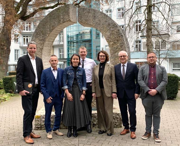 Markus Jones (Kaufmännischer Direktor und stellv. Vorsitzender...