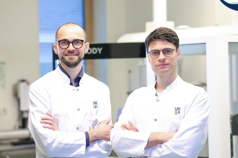 Prof. Dr. Jan Heyckendorf (r.) und PD Dr. Thomas Bahmer leiten die bundesweite...