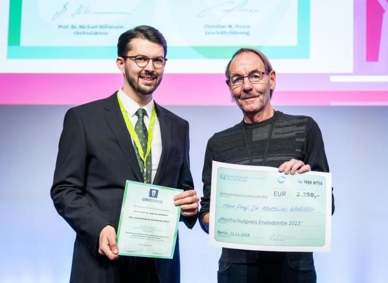Prof. Matthias Widbiller (l.) erhält den Preis aus den Händen von Prof....