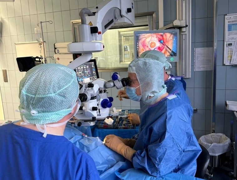 Prof. Frank Holz bei der Implantation des Port-Delivery-System (PDS) mittels...