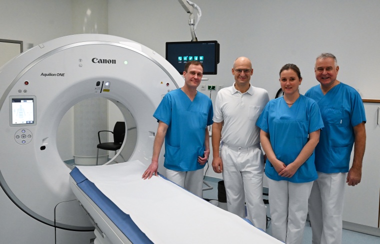 Vor dem neuen Kardio-CT (v. l): Christian Schmitt (Medizinischer Technologe),...