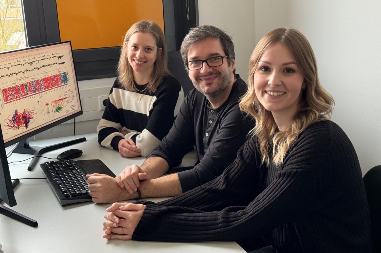 Die Bioinformatiker (v.l.n.r.) Katharina Humpert und Marco Mernberger sowie die...