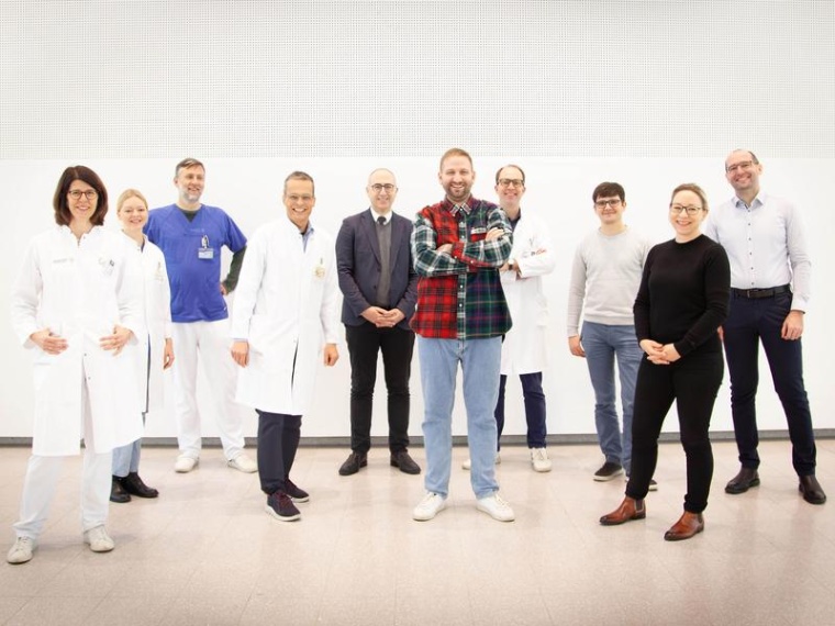 Das Team und der Patient (v.l.): Dr. Karolin Trautmann, Dr. Annabell Georgi, PD...