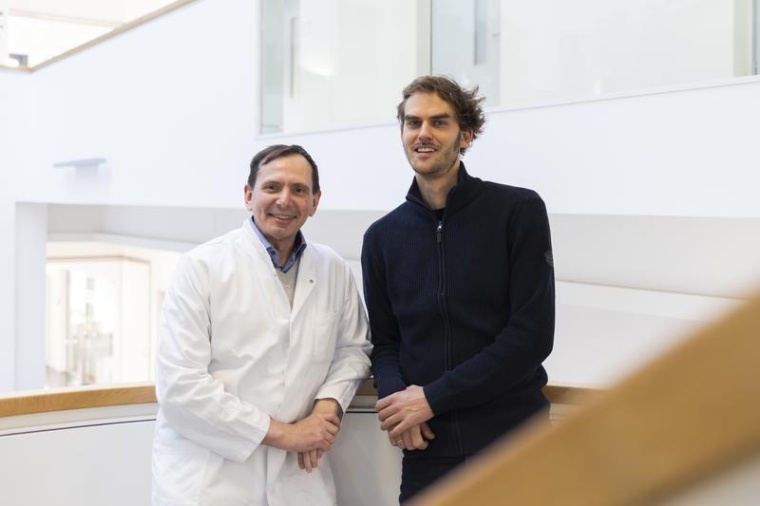 Dr. Lars Büntjen (UMMD, links) und Dr. Max-Philipp Stenner (LIN, rechts)...