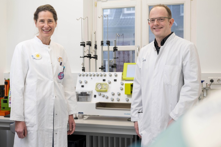 v.l.n.r.: Die Kinderonkologin Prof. Claudia Rössig und Prof. Georg Lenz,...