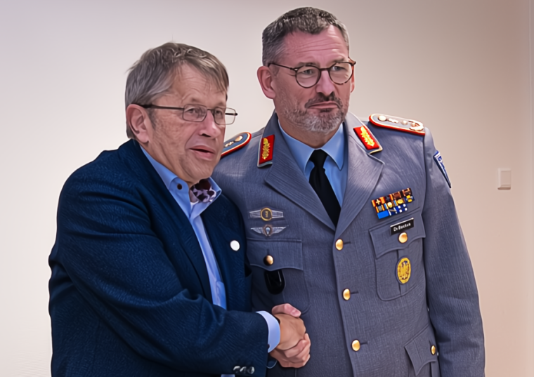 Prof. Heyo K. Kroemer, Vorstandsvorsitzender der Charité und Generalstabsarzt...