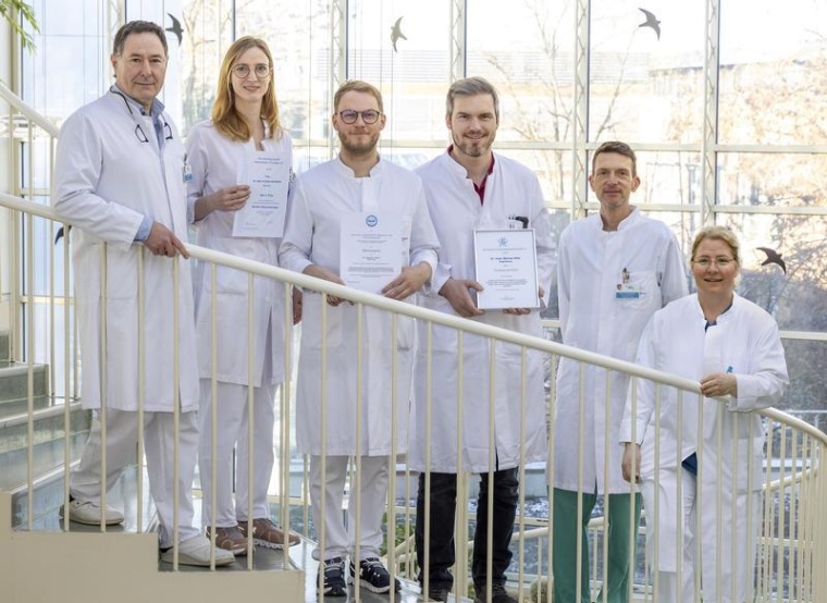 Prof. Hans J. Schlitt (Direktor der Klinik und Poliklinik für Chirurgie, li.)...