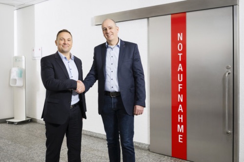 Per Handschlag mit Geschäftsführer Frank Stauch (links) besiegelt: Dr....