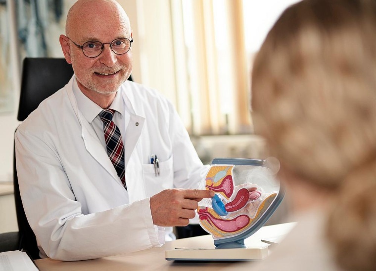 Prof. Dr. med. Werner Bader ist Chefarzt der Klinik für Frauenheilkunde und...