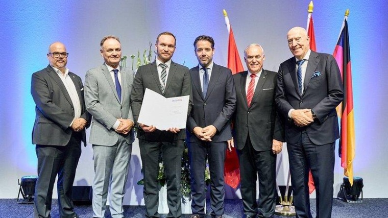 Dr. Claudius Thiedemann (2.v.li.) nimmt den Preis aus den Händen der...
