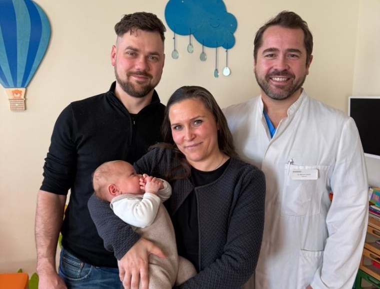 Baby Leonard mit Papa Stefan, Mama Franziska und Kinderherzchirurg Dr. med....