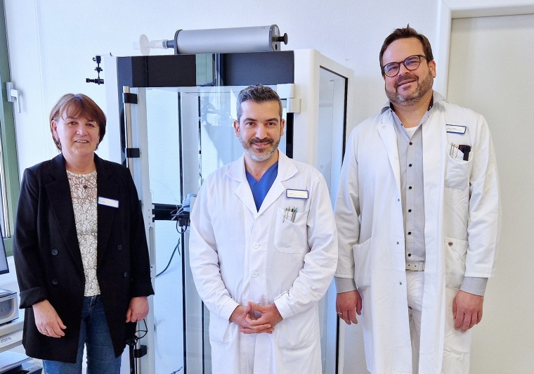 v.l.: Rita Gast (Pflegedirektorin), Ali Hussain Jasim (neuer Chefarzt der...