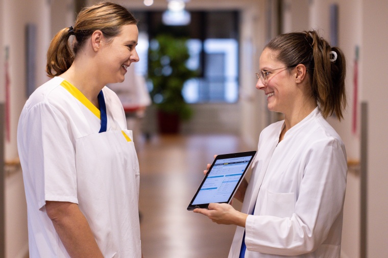 ATEGRIS Mitarbeiterin bei der Anwendung der RLDatix Software Foto: RLDatix GmbH