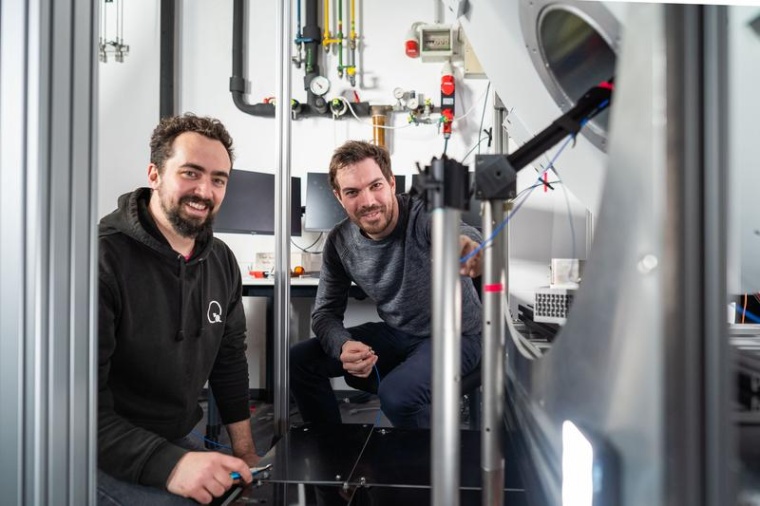 Karl D. Briegel (l.) mit Prof. Dominik B. Bucher und ihrem neuen Mikroskop....