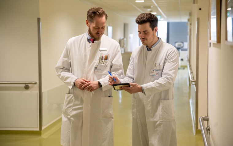 (v.l.) Prof. Valentin Schäfer, Leiter der Rheumatologie des UKB und Dr....