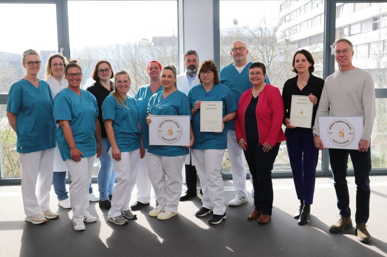 Freuen sich über die Zertifizierung: Das Team der Krankenhaushygiene rund um...