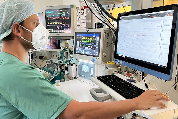 Anästhesist dokumentiert im digitalen Patientendatenmanagementsystem (PDMS) im...