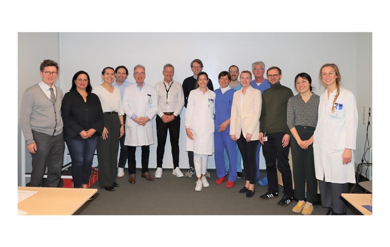 Prof. Frank Holz (5. v. l.), Prof. Mark Coburn (4. v. l.) und Michael Schmitz...