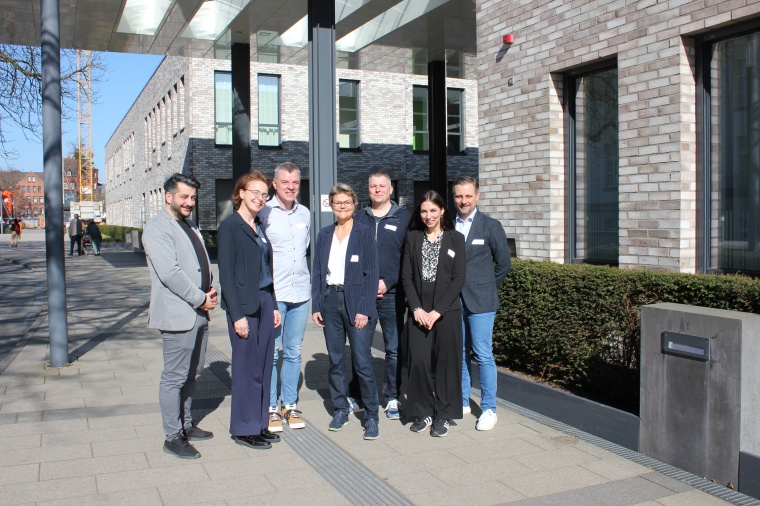 Die Referenten Cüneyt Kaya (v. l.), Außendienstmitarbeiter von B. Braun...