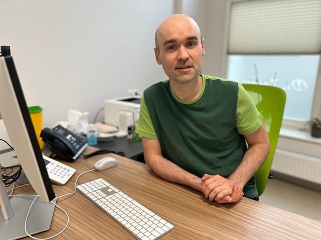 Dr. Benjamin Senst nimmt im MVZ Zerbaum und Kollegen in Brandenburg an der...