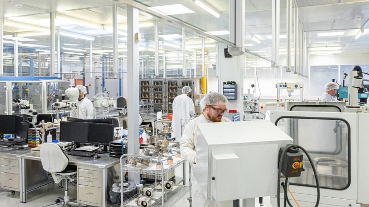 Im kontrollierten Demontagebereich werden Röntgenröhren fachgerecht in ihre...