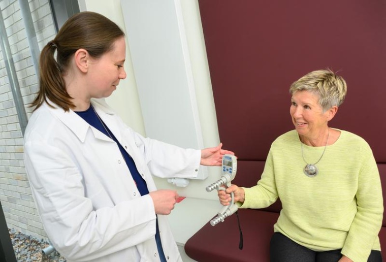 Die Handgreifkraft der Studienteilnehmenden wurde mit einem Dynamometer...