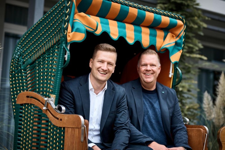 Dustin Höppner, Meiko (re.), mit Vincent Renken, Prokurist Burchard Führer...