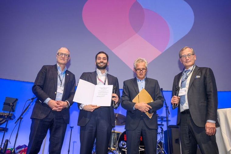 Dr. Leonard Pitts mit der Urkunde der Dr. Rusche-Projektförderung auf der 54....