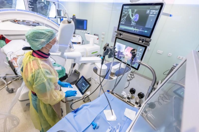 Dr. Judith Brock steuert mittels Controller den Katheter, robotisch...