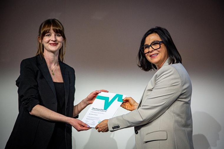 Dr. Barbara Hollunder (links) nimmt den DGKN-Nachwuchspreis für Funktionelle...