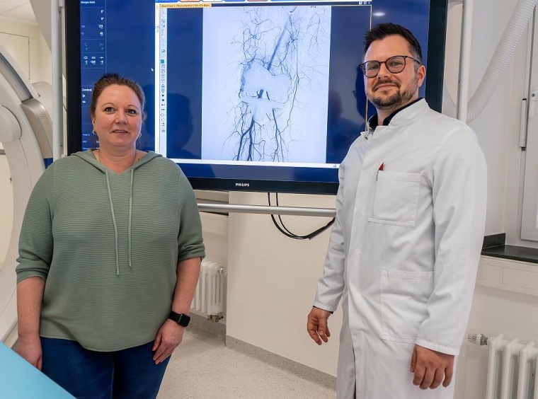 Jennifer Niemann (l.) und Max Fallscheer vor der Darstellung der feinen...